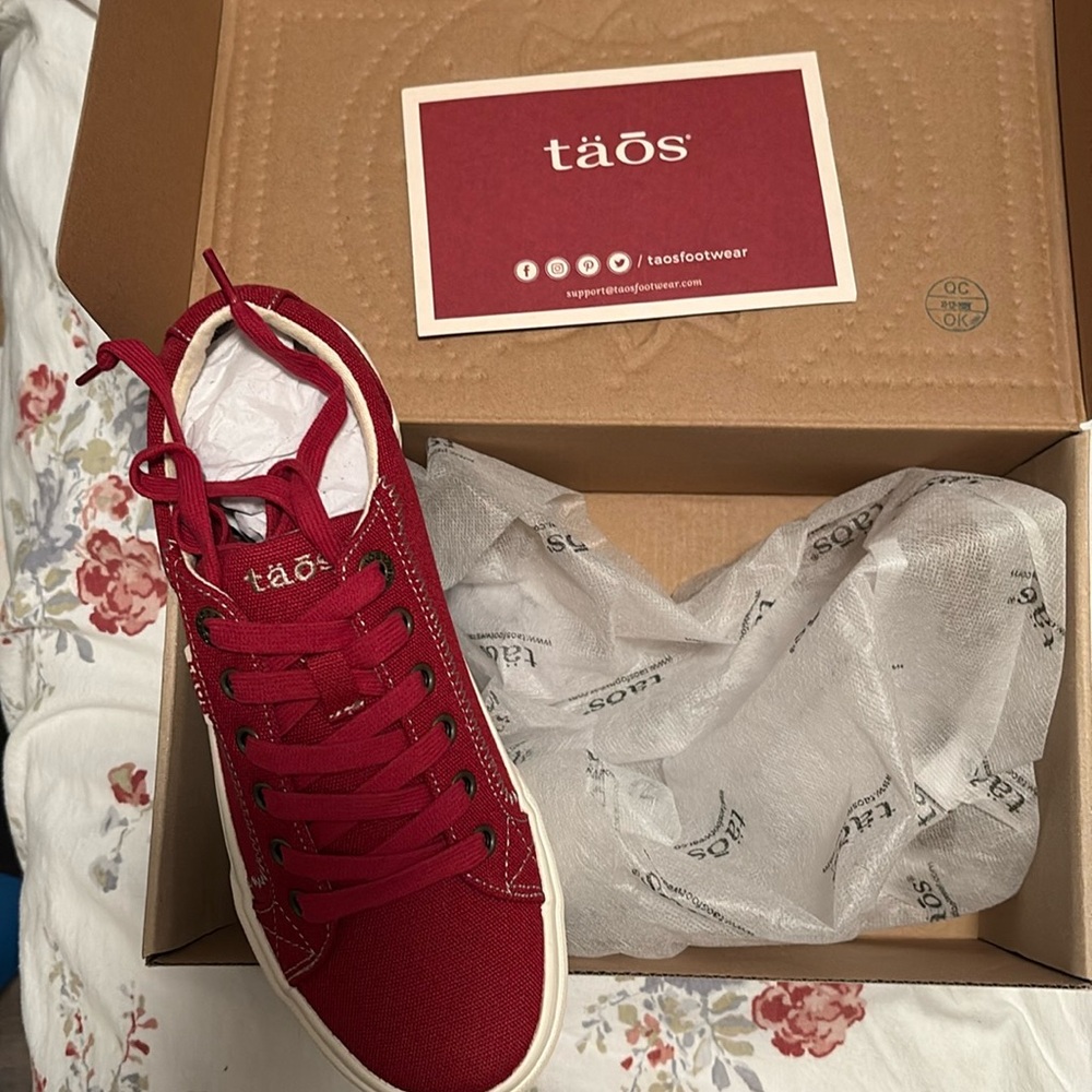 NWT Taos Red Tennis Shoes Size 7 1/2 Medium Width